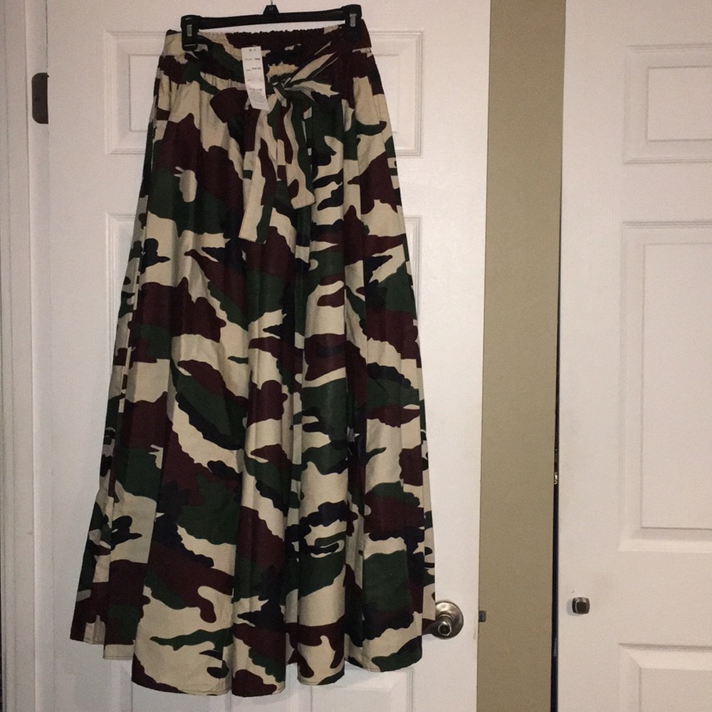 Brand New Camouflage Maxi Skirt w/Headwtap